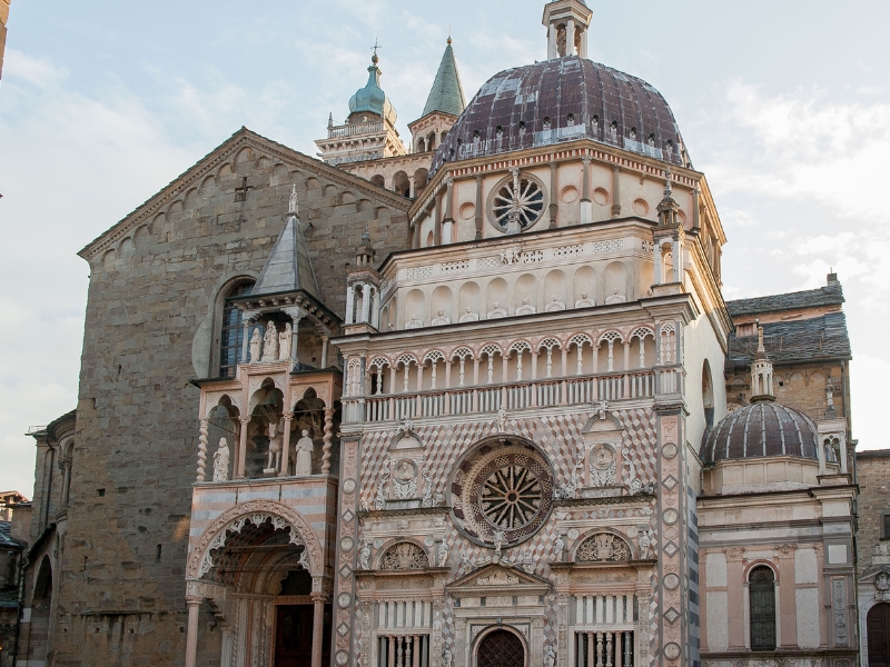 Catedral de Bergamo: Uma obra-prima da arquitetura românica e gótica 2 Catedral de Bergamo