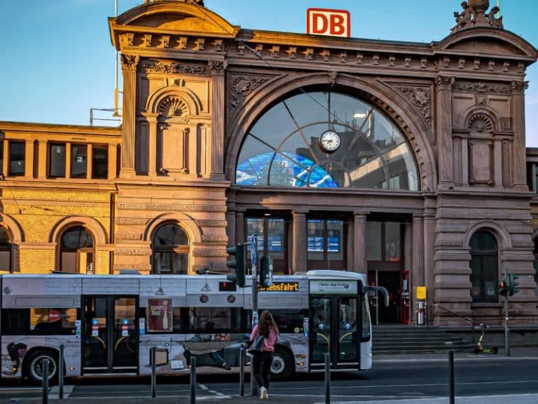 Labonn La gare centrale de Bonn : Votre porte d'entrée pour découvrir la ville