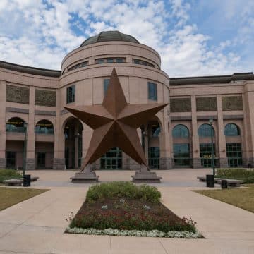 Situado logo a norte do Capitólio do Estado, o Museu de História do Estado do Texas «Bullock» apresenta o rico património do «Estado da Estrela Solitária» através de três andares de exposições interativas, artefactos icónicos como o navio do século XVII «La Belle» e um cinema IMAX.