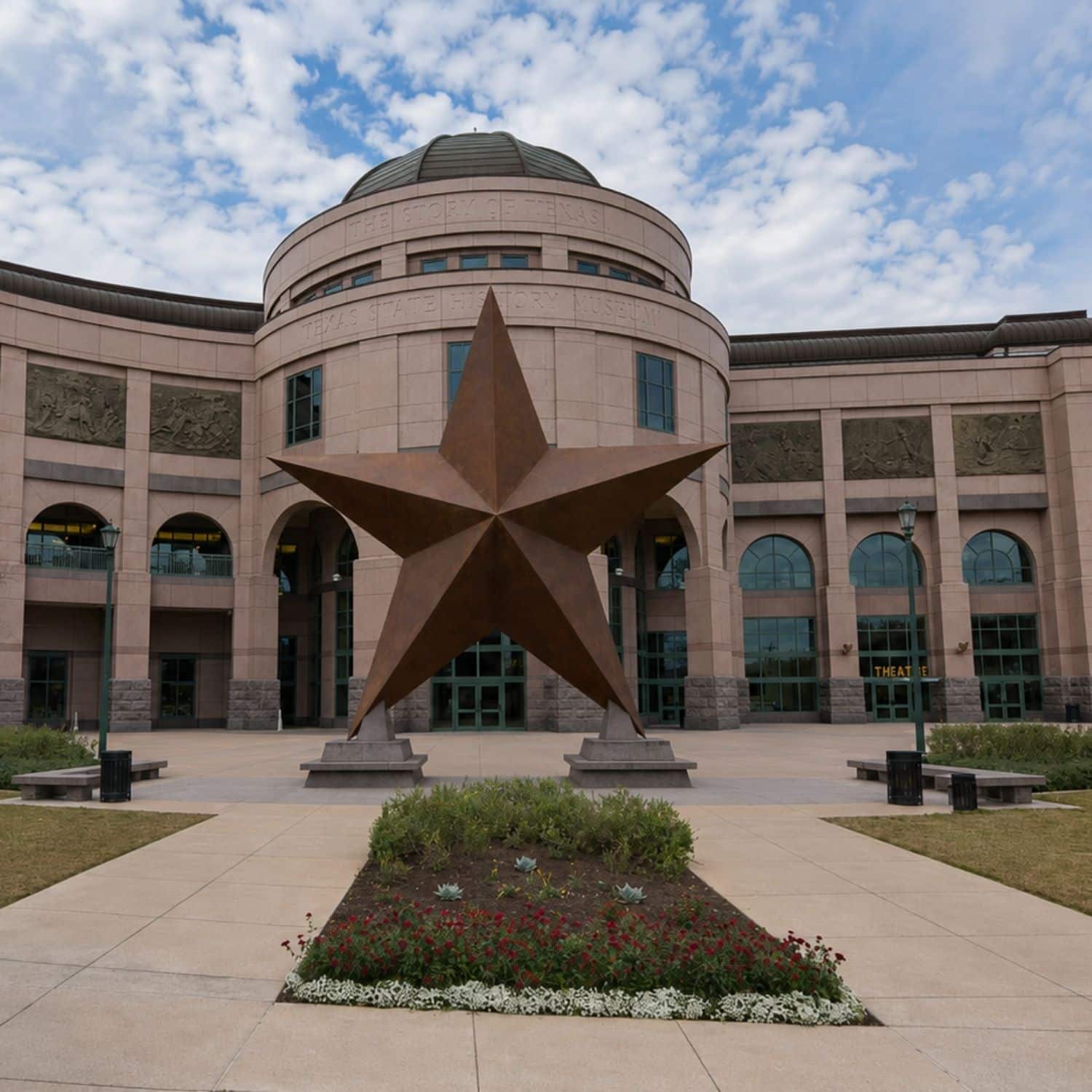 Caça ao tesouro e visita autoguiada a Austin 5 Situado logo a norte do Capitólio do Estado, o Museu de História do Estado do Texas «Bullock» apresenta o rico património do «Estado da Estrela Solitária» através de três andares de exposições interativas, artefactos icónicos como o navio do século XVII «La Belle» e um cinema IMAX.