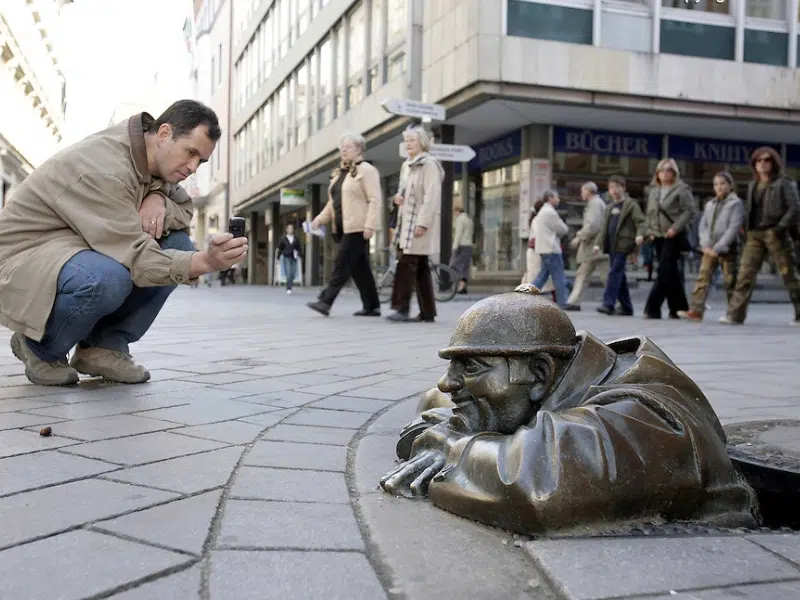 Čumil: Un icono peculiar de Bratislava 2 Čumil en Bratislava