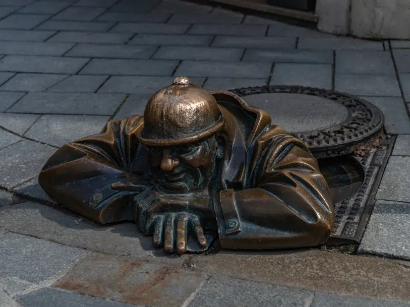 Čumil: Un icono peculiar de Bratislava 1 Čumil en Bratislava