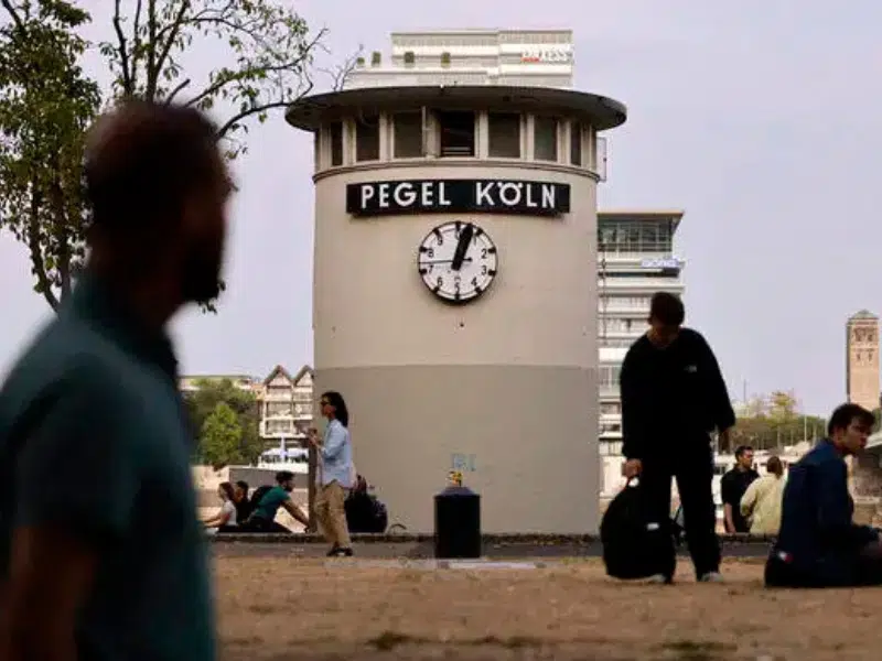 La Pegelturm: Un hito histórico en el Rin 1 La Pegelturm de Colonia