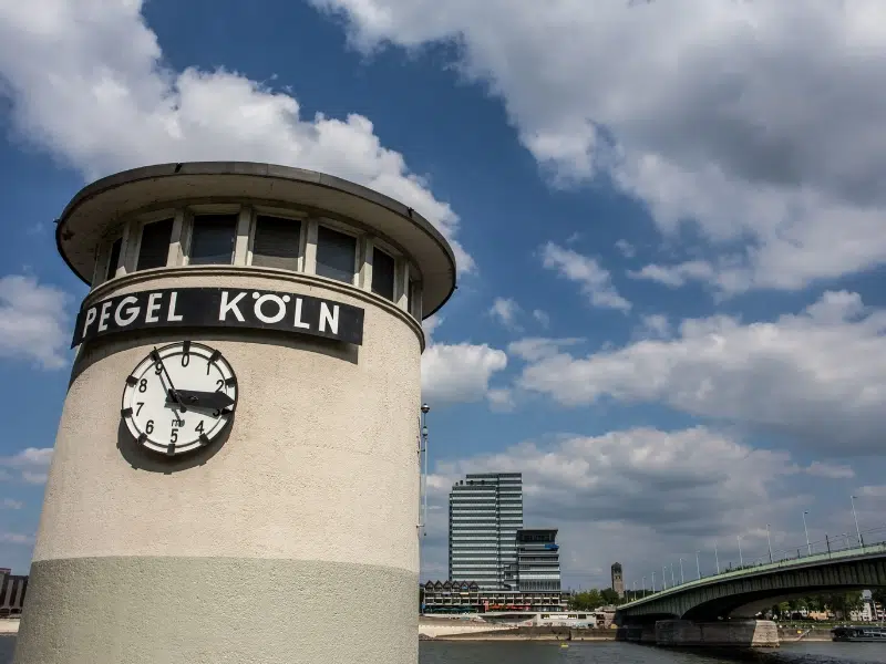 La Pegelturm: Un hito histórico en el Rin 2 La Pegelturm de Colonia