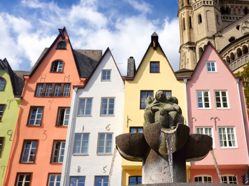 The Fischweiber-Brunnen: A Tribute to Cologne's Fishwives 1 Fischweiber-Brunnen in Cologne