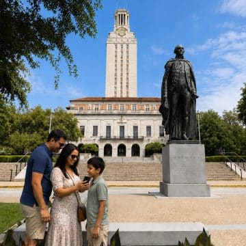 Esculpida por Pompeo Coppini e inaugurada em 1955, a estátua de bronze de George Washington ergue-se em destaque ao longo do South Mall da Universidade do Texas em Austin, com o olhar voltado para o Capitólio do Estado do Texas.