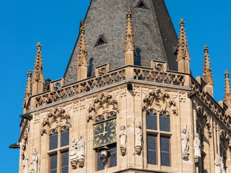 O Glockenspiel des Ratsturms: Uma Sinfonia Celestial em Colónia 2 Glockenspiel des Ratsturms em Colónia