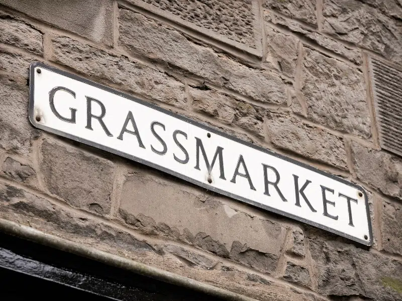 Grassmarket: Un centro vibrante del centro storico di Edimburgo 2 Grassmarket a Edimburgo