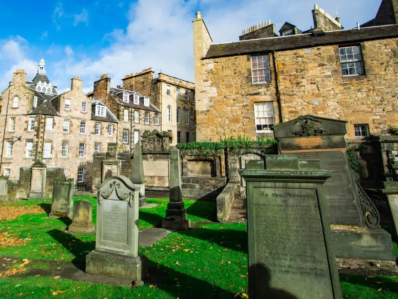 Greyfriars Kirkyard: Un viaggio inquietante nella storia 1 Greyfriars Kirkyard a Edimburgo