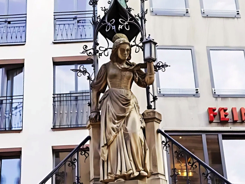 Heinzelmännchenbrunnen: Magiczna opowieść w kamieniu 1 Heinzelmännchenbrunnen w Kolonii
