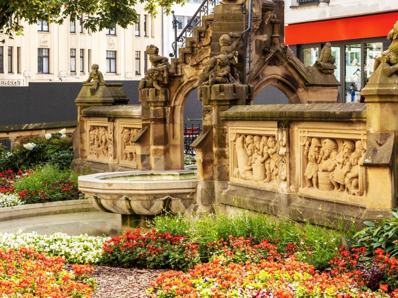 Heinzelmännchenbrunnen: Magiczna opowieść w kamieniu 3 Heinzelmännchenbrunnen w Kolonii