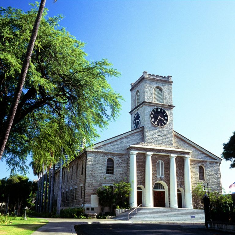 Caça ao tesouro e visita autoguiada a Honolulu 6 A Igreja de Kawaiahaʻo é um marco histórico de tijolos de coral conhecido como a "Abadia de Westminster do Pacífico", oferecendo aos viajantes um olhar profundo sobre o passado real do Havai e a herança espiritual duradoura.