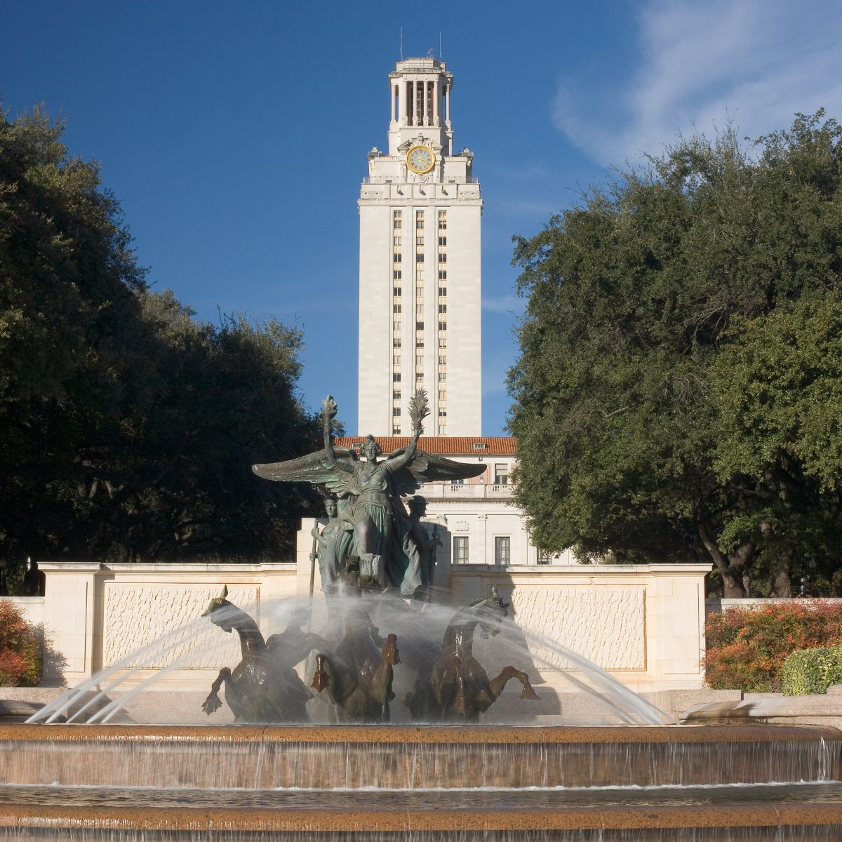 Jeu de piste et visite libre à Austin 3 La majestueuse fontaine Littlefield est une sculpture commémorative de la Première Guerre mondiale située sur le campus de l'université du Texas. Elle représente un Columbia en bronze chevauchant un char marin au milieu de jets d'eau dynamiques.