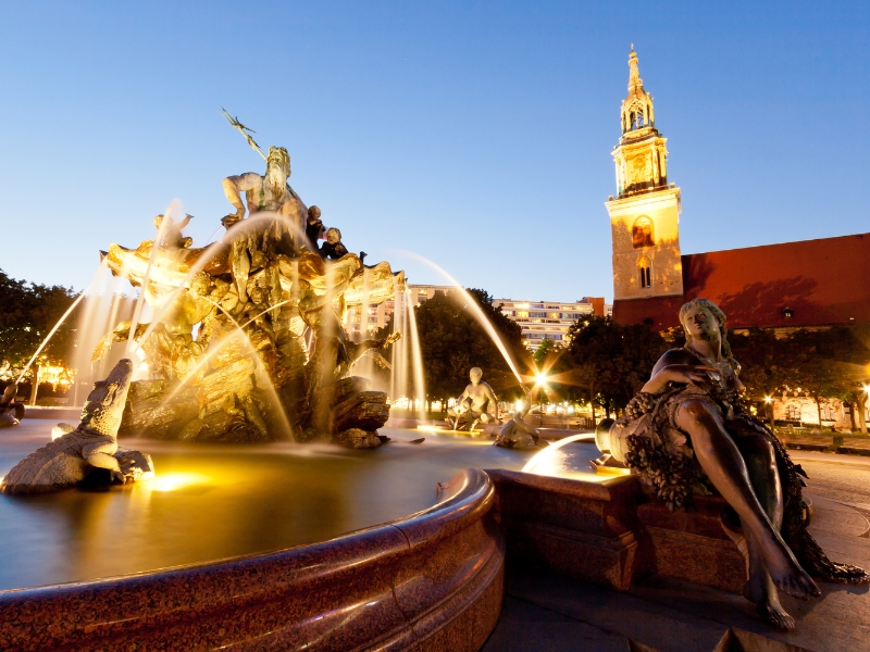 Neptunbrunnen: Una obra maestra barroca en el corazón de Berlín 1 Neptunbrunnen