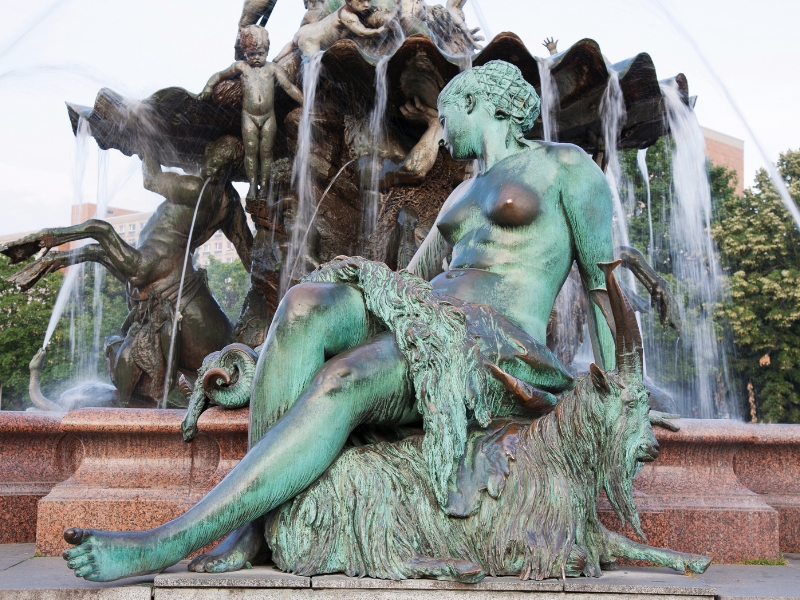 Neptunbrunnen: Una obra maestra barroca en el corazón de Berlín 3 Neptunbrunnen