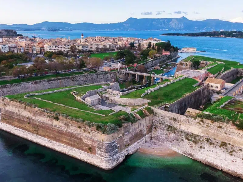 De oude vesting: Een schildwacht van de tijd 1 Het oude fort in Corfu