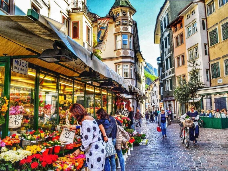 Piazza delle Erbe : Le cœur vibrant de Bolzano 2 Piazza delle Erbe à Bolzano