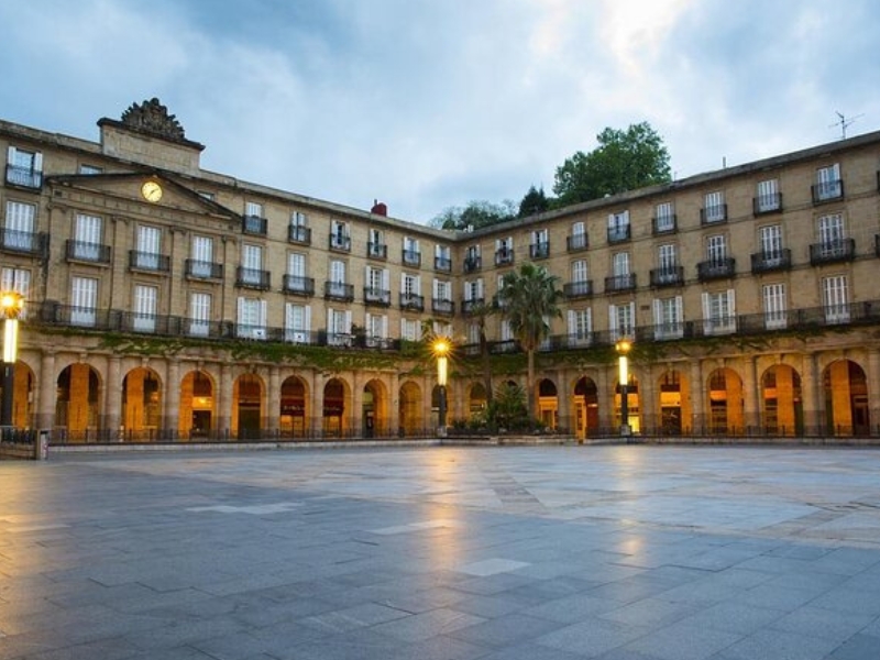 Plaza Nueva: Il cuore del centro storico di Bilbao 3 Plaza Nueva a Bilbao