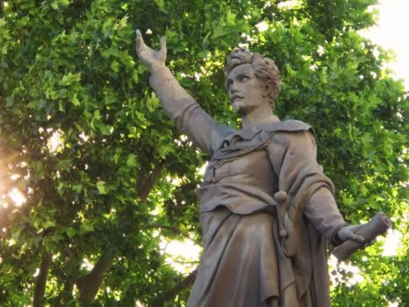 La statua di Sandor Petofi: Un simbolo del nazionalismo ungherese 1 Statua di Sandor Petofi a Budapest