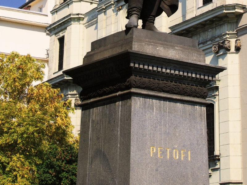 La statua di Sandor Petofi: Un simbolo del nazionalismo ungherese 3 Statua di Sandor Petofi a Budapest