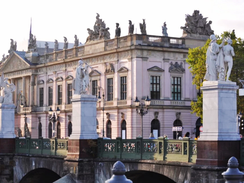 Schlossbrücke : Un pont entre l'histoire et la modernité 1 Schlossbrücke