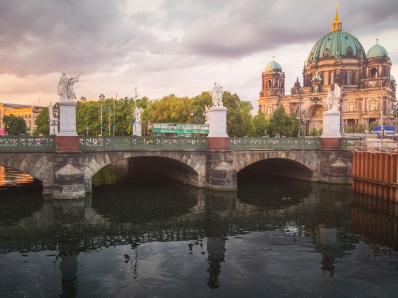 Schlossbrücke : Un pont entre l'histoire et la modernité 3 Schlossbrücke