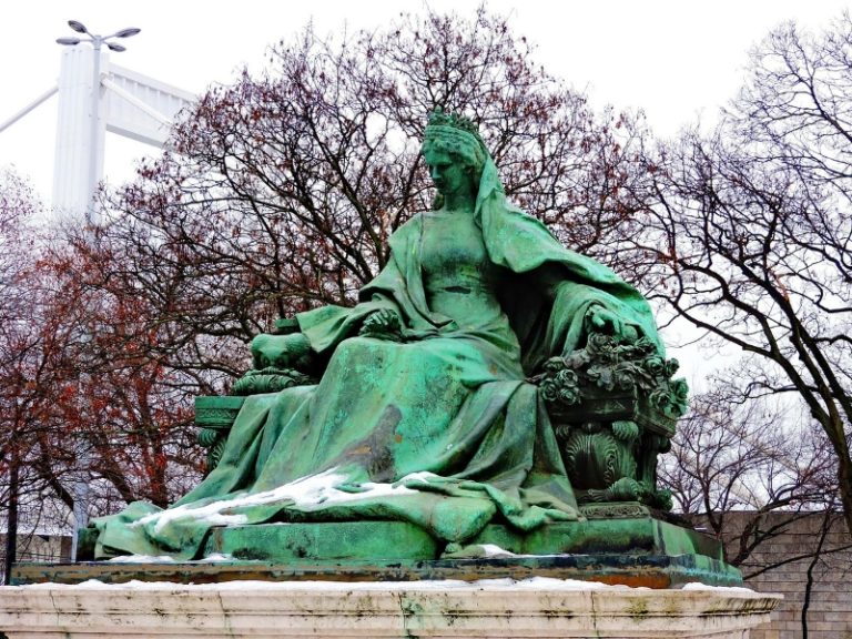 Statue of Elizabeth Queen in Budapest