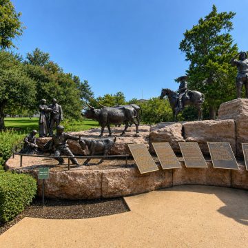 Le monument Tejano est une majestueuse sculpture de bronze à plusieurs figures située dans l'enceinte du Capitole du Texas, qui rend hommage à l'héritage durable, à l'esprit pionnier et aux profondes contributions culturelles des colons Tejano à l'histoire dynamique de l'État.
