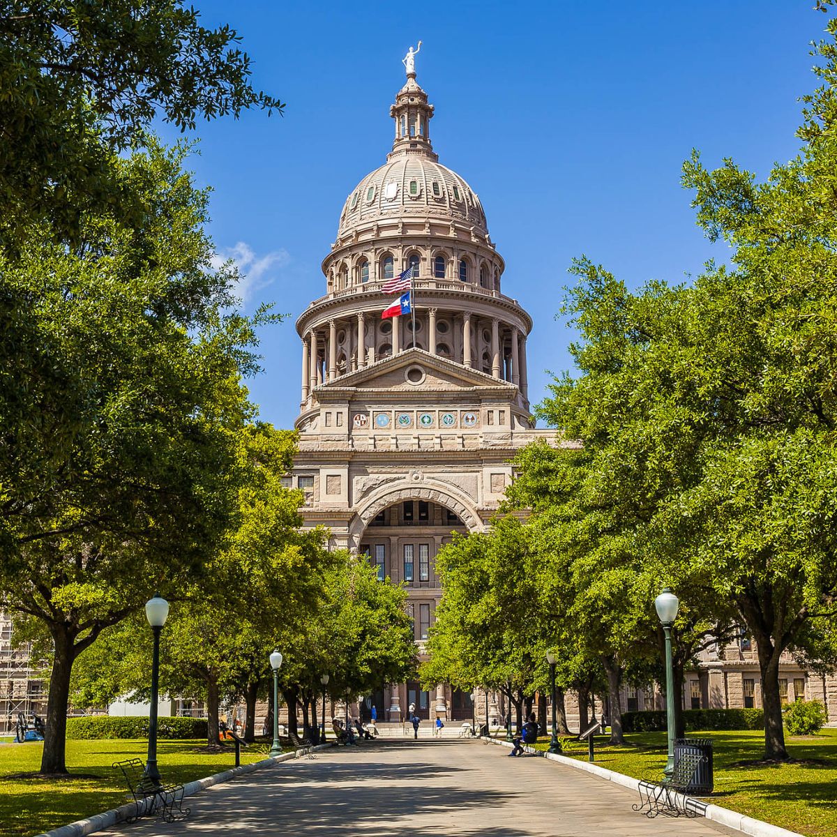 Chasse au trésor et visite libre à Austin 2 Le majestueux Capitole du Texas est un étonnant point de repère en granit rouge soleil couchant qui se dresse plus haut que le capitole national, offrant aux voyageurs un aperçu inspirant de la fière histoire et de l'héritage politique de l'État de l'étoile solitaire.