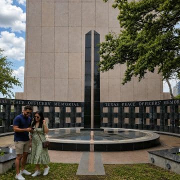 Situado no recinto do Capitólio do Estado do Texas, o Memorial dos Agentes da Autoridade do Texas presta homenagem aos agentes da autoridade falecidos através de um monumento solene, esculpido em granito preto e com os nomes gravados daqueles que fizeram o sacrifício supremo.