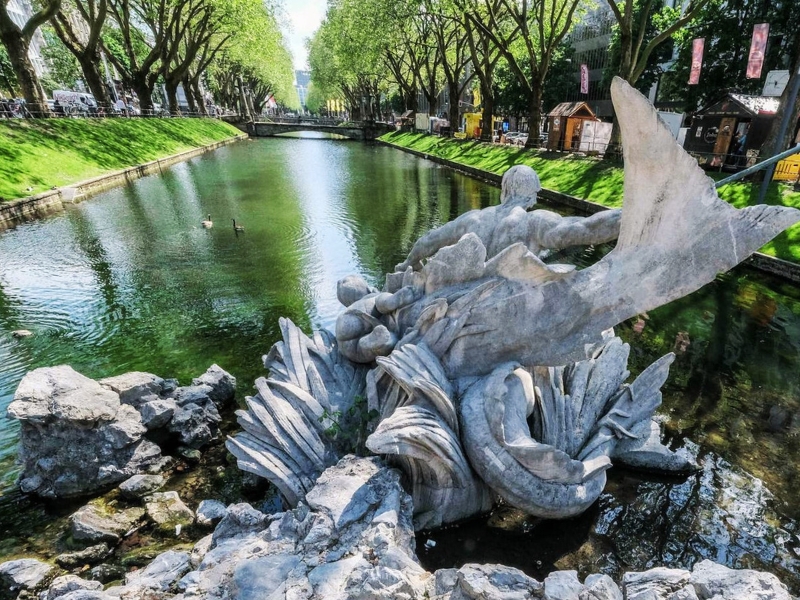 Tritonenbrunnen: Un majestuoso espejo de agua en Düsseldorf 2 Tritonenbrunnen en Düsseldorf
