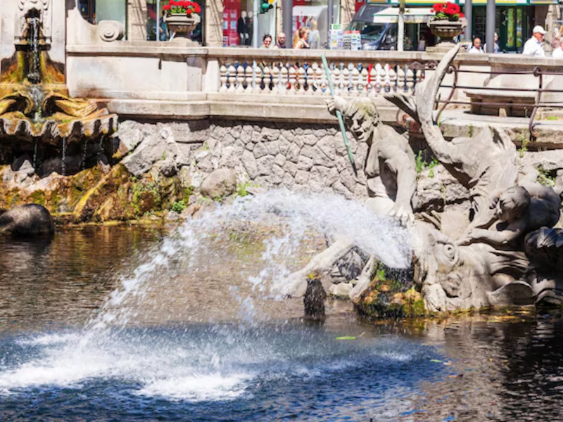 Tritonenbrunnen: Un majestuoso espejo de agua en Düsseldorf 3 Tritonenbrunnen en Düsseldorf