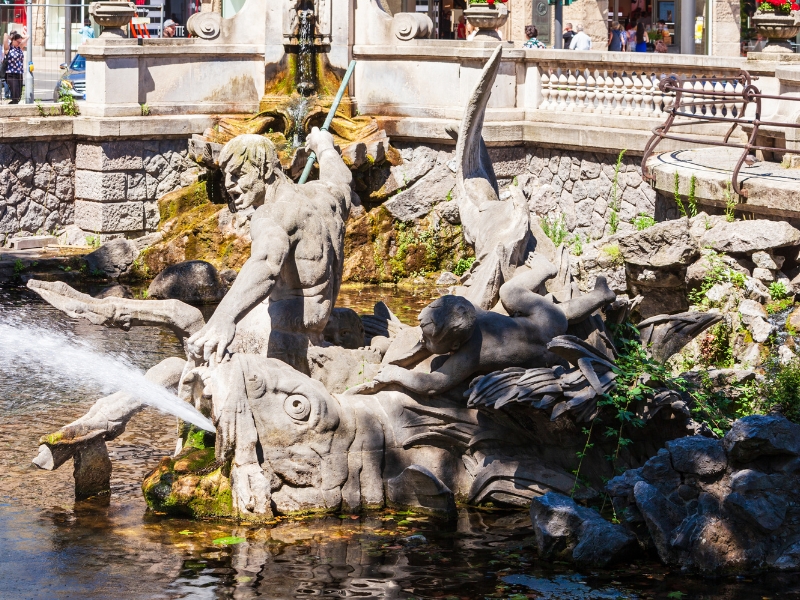 Tritonenbrunnen: Un majestuoso espejo de agua en Düsseldorf 1 Tritonenbrunnen en Düsseldorf