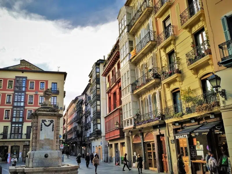 Plaza Miguel Unamuno: il cuore pulsante del centro storico di Bilbao 3 Plaza Miguel Unamuno
