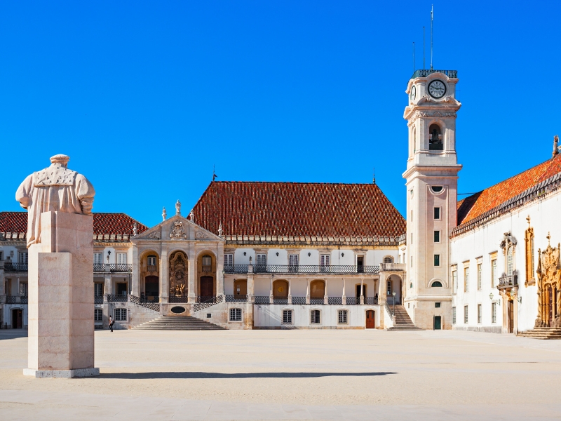 La Universidad de Coimbra: un tapiz intemporal de academia y cultura 1 Universidad de Coimbra