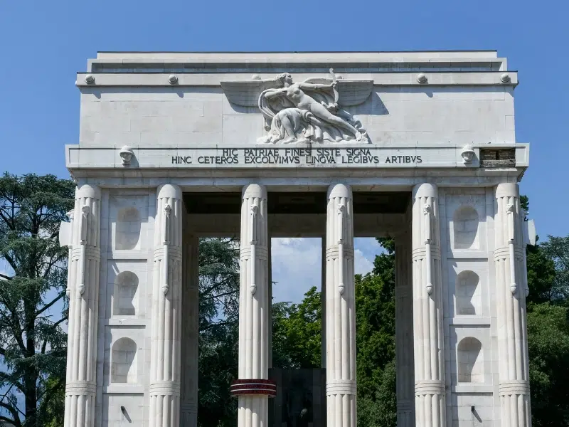 Das Siegesdenkmal: Ein Symbol der Kontroverse 1 Siegesdenkmal in Bozen