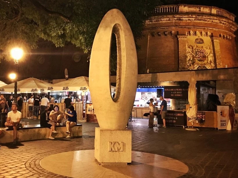 Zero Kilometre Stone: The Heart of Budapest's Road Network 3 Zero Kilometre Stone in Budapest