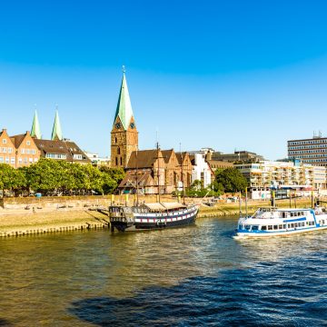 La promenade Schlachte est une majestueuse promenade fluviale où des bateaux historiques et des jardins de bière animés bordent les rives de la Weser, au cœur de Brême.