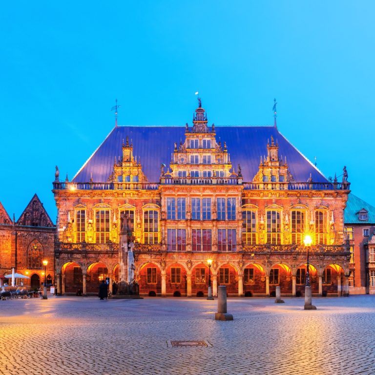 Jeu de piste et visite libre à Brême 5 L'hôtel de ville de Brême est un site majestueux inscrit au patrimoine mondial de l'UNESCO, où la façade ornée de la Renaissance de la Weser et la statue historique de Roland symbolisent la fierté civique et la liberté.