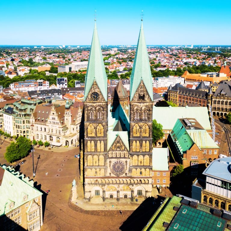 Jeu de piste et visite libre à Brême 4 La cathédrale Saint-Pierre est un majestueux chef-d'œuvre à deux tours où l'architecture romane et gothique abrite mille ans d'histoire et de mystérieuses momies au cœur de Brême.