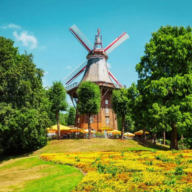 Jeu de piste et visite libre à Brême 3 Le parc Wallanlagen est une majestueuse ceinture verte où un moulin à vent historique et des jardins fleuris suivent le tracé des anciennes fortifications de Brême.