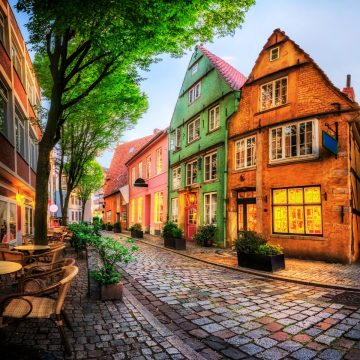 Le quartier Schnoor est un majestueux labyrinthe de ruelles étroites où les maisons à colombages du XVe siècle créent l'atmosphère la plus charmante et la plus historique de Brême.