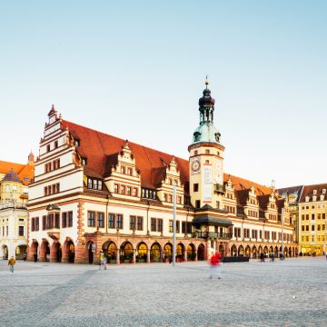 The Old Town Hall is a magnificent Renaissance landmark whose asymmetric tower and elegant arcades have dominated Leipzig’s market square since the 16th century.