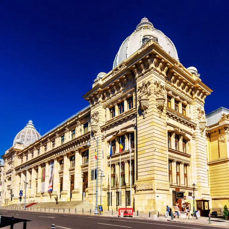 Juego de pistas y recorrido autoguiado por Bucarest 6 El Museo Nacional de Historia de Rumanía se encuentra en el majestuoso antiguo Palacio Postal, un monumento neoclásico que conserva el patrimonio de la nación a través de su vasta colección de tesoros de oro y una réplica a escala real de la Columna de Trajano.