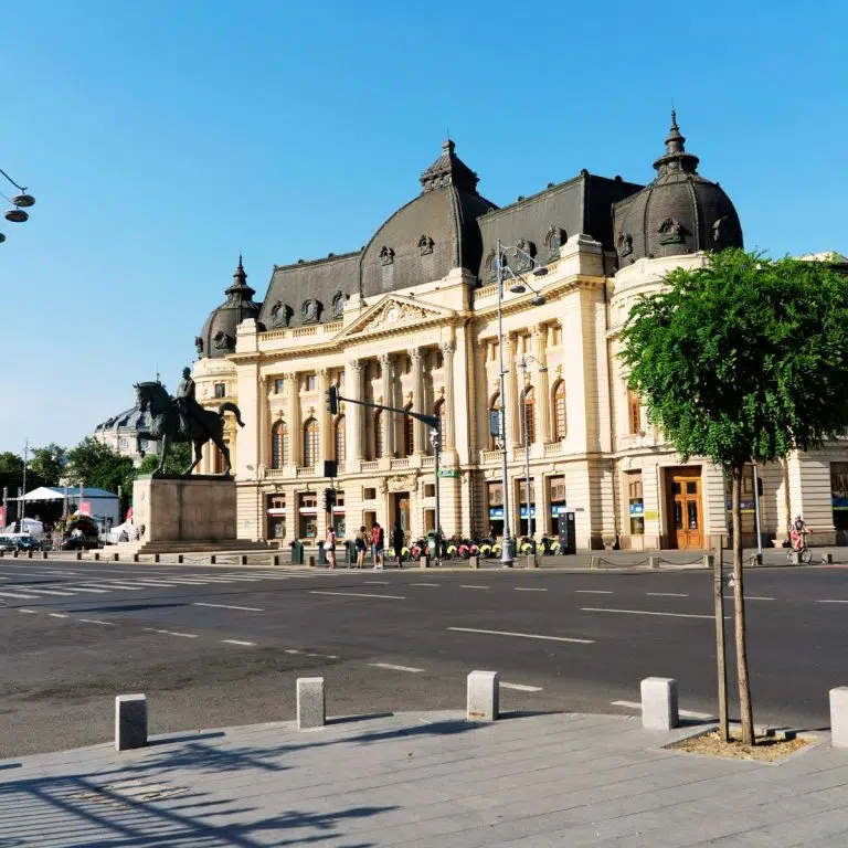 Juego de pistas y recorrido autoguiado por Bucarest 2 La Biblioteca Central Universitaria "Carol I" es un monumental hito neoclásico en la Plaza de la Revolución, conocido por su gran elegancia arquitectónica y su papel histórico como una de las instituciones culturales más importantes de Rumanía.