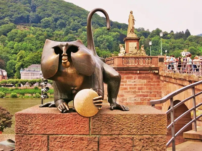 Brückenaffe: Das schelmische Maskottchen von Heidelberg 1 Brückenaffe in Heidelberg