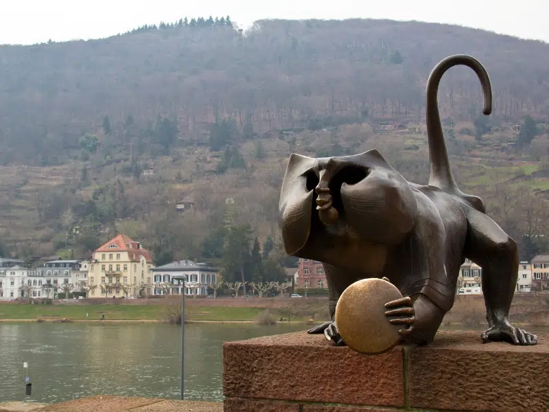 Brückenaffe: Das schelmische Maskottchen von Heidelberg 3 Brückenaffe in Heidelberg