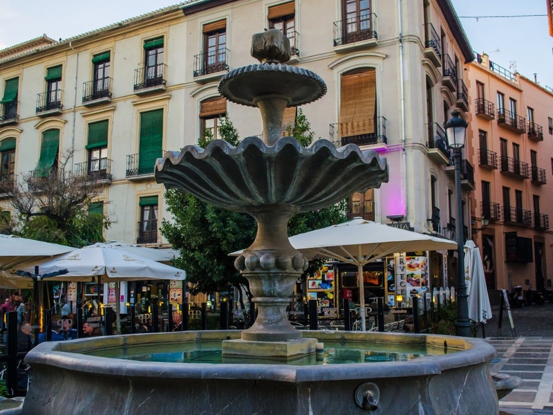 Fuente de la Plaza Nueva: Een icoon voor Granada 2 Fuente de la Plaza Nueva in Granada