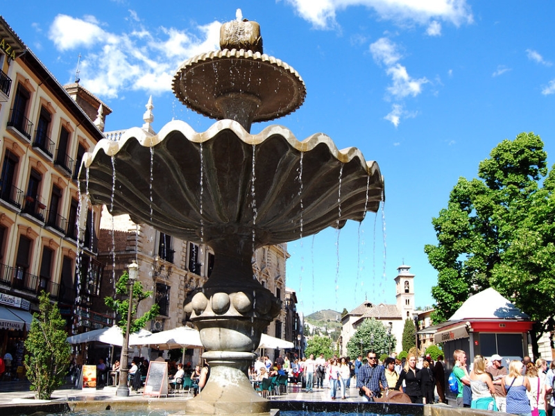 Fuente de la Plaza Nueva: Een icoon voor Granada 3 Fuente de la Plaza Nueva in Granada