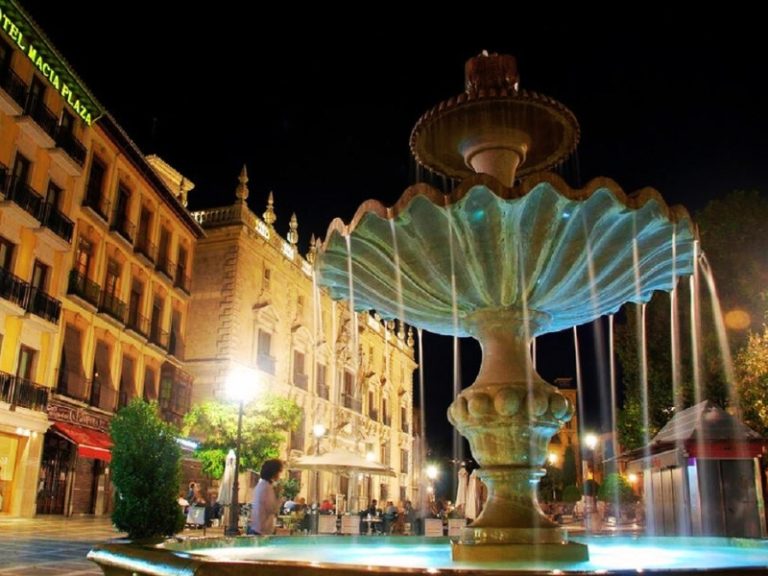 Fuente de la Plaza Nueva in Granada
